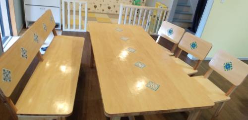 mesa de madera con 2 sillas y mesa de madera en umidaisyou-海大将-, 