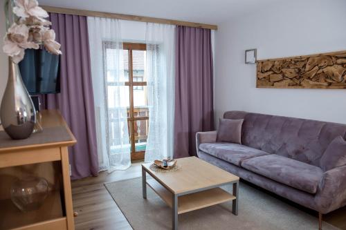 - un salon avec un canapé et une table dans l'établissement Geisbergerhof, à Bad Birnbach