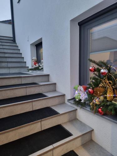 a christmas wreath on the stairs of a house at Golf & Ski Appartements Mittersill Trausmuth Monika inkl Sommercard - Golfplatz 500 m entfernt, inkl Waschmaschine, Trockner in Mittersill