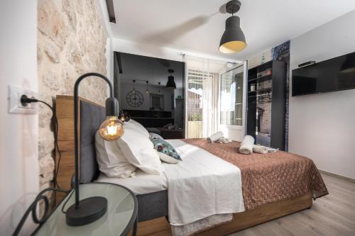 1 dormitorio con cama y mesa de cristal en Apartments Sara & Nora, en Dubrovnik