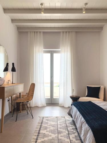 Кровать или кровати в номере Villa Artemis in Triantaros Tinos