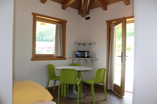 um quarto com uma mesa e cadeiras e uma janela em Maso Fiorini em Rovereto
