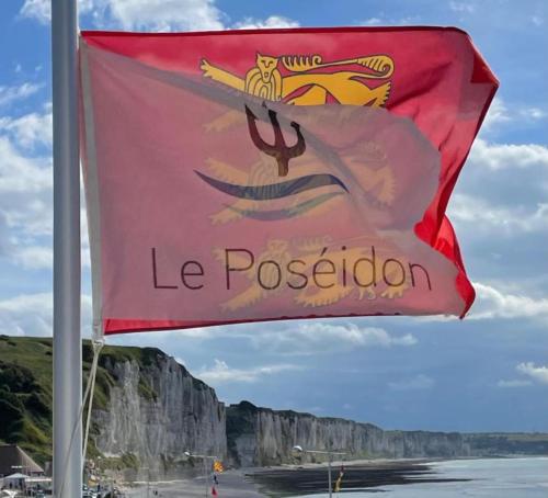 a red flag on a pole with the le poisonion on it at Le poséidon, gîte EXCEPTIONNEL face à la mer avec spa, terrasse, 4 chambres UN VRAI COUP DE COEUR in Fécamp