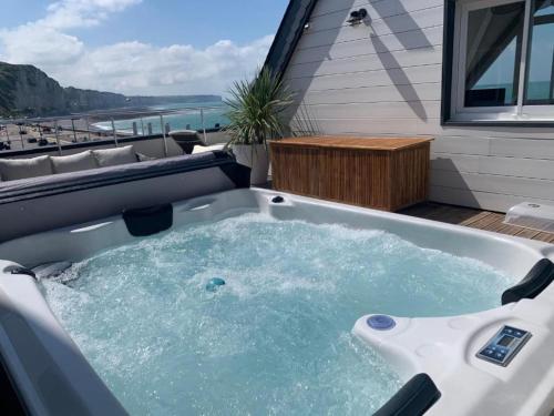 a jacuzzi tub sitting on top of a balcony at Le poséidon, gîte EXCEPTIONNEL face à la mer avec spa, terrasse, 4 chambres UN VRAI COUP DE COEUR in Fécamp