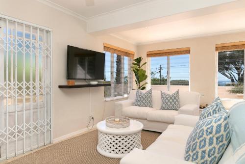 sala de estar con sofá y TV en Ingleside Luxury apartment by Totalstay, en Ciudad del Cabo