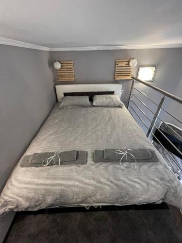 ein Schlafzimmer mit einem Bett mit zwei Kissen darauf in der Unterkunft Aleksandra in Subotica