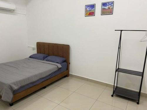 a bedroom with a bed in a room at KY Happiness Homestay Tanjong Karang 快乐民宿 in Tanjung Karang