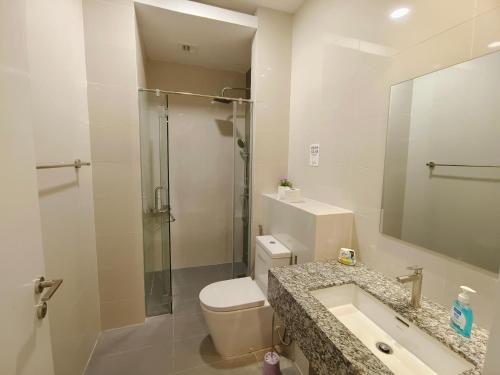 ein Bad mit einem WC, einem Waschbecken und einer Dusche in der Unterkunft The Azure Residences 5 Paradigm Mall PJ 75 by Warm Home in Petaling Jaya