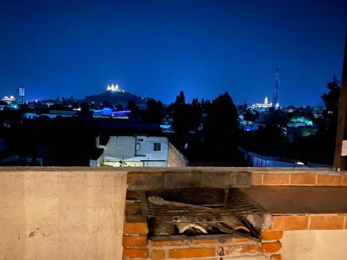 a view of a city at night at Bonito Departamento Verde con terraza in Cholula