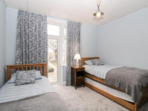 sypialnia z 2 łóżkami i oknem w obiekcie Molly's Place w Bournemouth