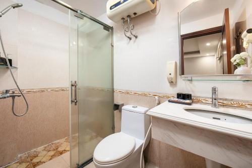 ein Bad mit einem WC, einem Waschbecken und einer Dusche in der Unterkunft Cristina Center Hotel & Spa in Hanoi