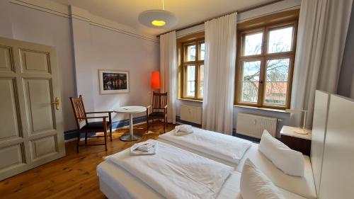 Postel nebo postele na pokoji v ubytování Hotel Cranach-Herberge City Centre