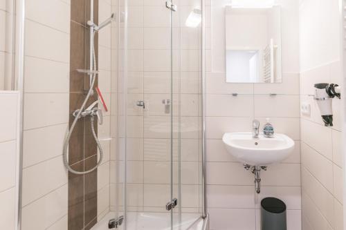 a bathroom with a shower and a sink at "Haus Deichlodge" deichlodge lodge fünf in Büsum