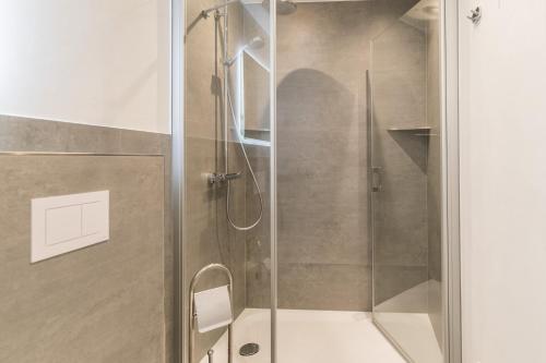 a shower with a glass door in a bathroom at "Haus Deichlodge" deichlodge, lodge eins in Büsum
