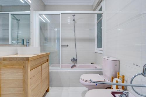 y baño con aseo y bañera. en Apartamento Ulia by SanSe Holidays, en San Sebastián
