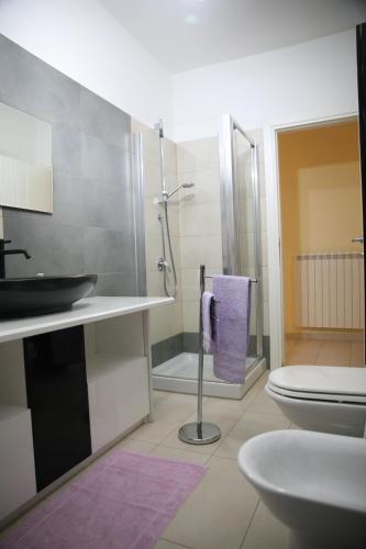 y baño con lavabo, aseo y ducha. en Appartamenti da Anna en Montaquila