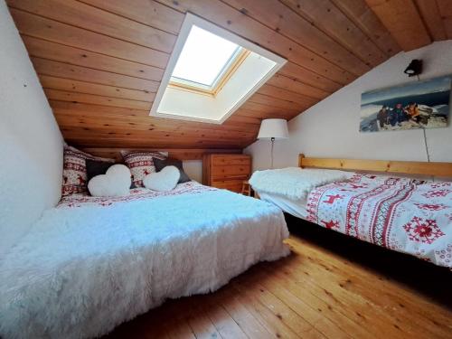 Tempat tidur dalam kamar di Calme & cosy vue exceptionnelle sur le mont blanc