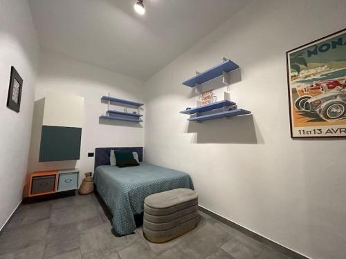 Cette chambre comprend un lit et une chaise. dans l'établissement App di Tania, à Reggio d'Émilie