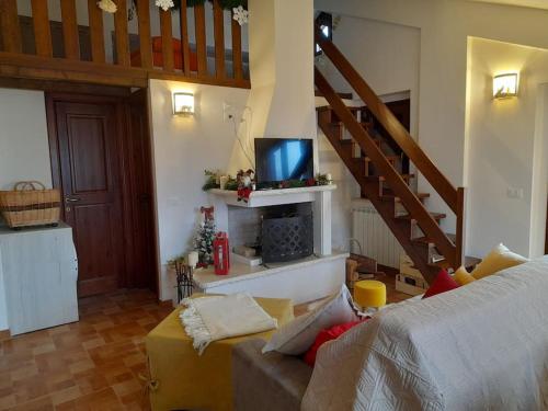 ein Wohnzimmer mit einem Sofa und einem TV in der Unterkunft Il nido in Castel di Sangro