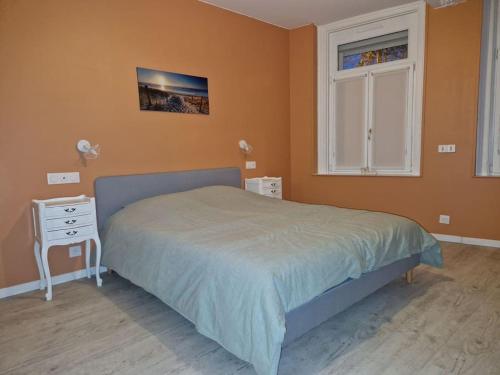 een slaapkamer met een bed, een tafel en een raam bij Bel Appart - Rez-de-chaussée - Hyper centre in Saint-Omer