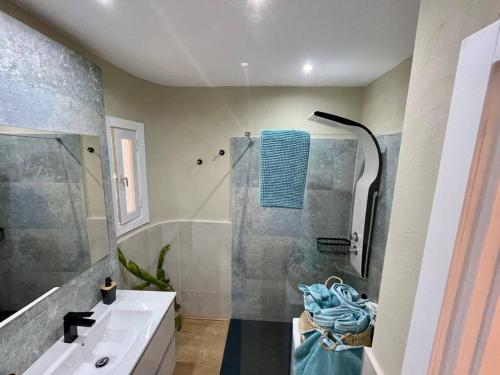 y baño con ducha, lavamanos y ducha. en Los Cristianos Stunning Ocean View,wi-fi,Costamar, en Arona