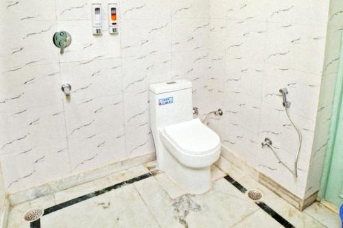 Shree Krishna Bhakti Ashram في فريندافان: حمام مع مرحاض أبيض في الغرفة