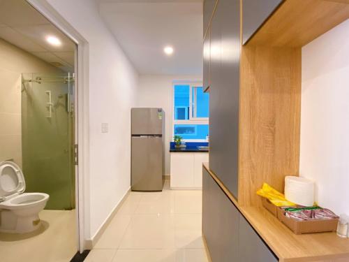 a bathroom with a toilet and a sink and a refrigerator at Căn hộ MELODY Vũng Tàu - Mai Oanh Homestay in Vung Tau