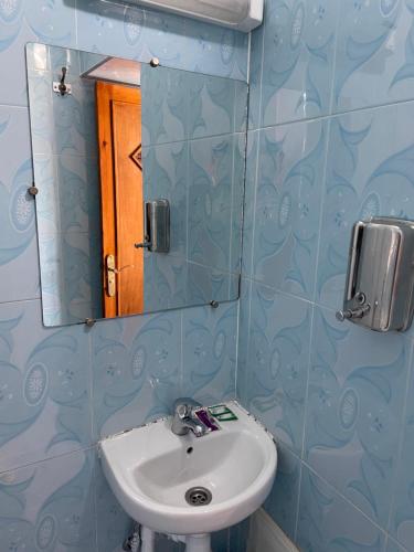 uma casa de banho com um lavatório e um espelho em Hotel Rayyan l 'Escale em Ouarzazate