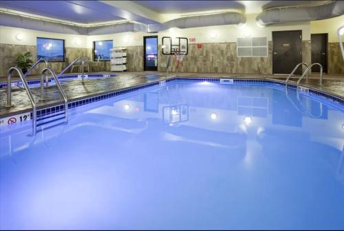 Bazén v ubytování Grand Forks Lodge and Suites nebo v jeho okolí