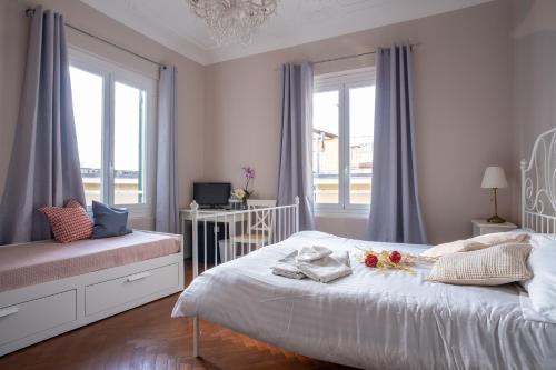 een slaapkamer met een wit bed en een raam bij CORVETTO rooms in Genua