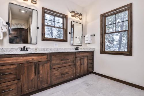 een badkamer met 2 wastafels en 2 spiegels bij Endless Summer in Sayner