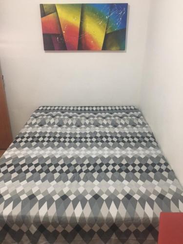 a black and white bed in a room at APT A 10 MIN DA CIDADE DE PENEDO in Resende