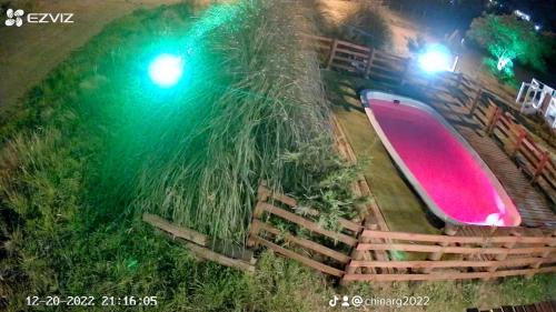 a green traffic light next to a fence and a stage at ALPINAS MAX in Sierra de la Ventana