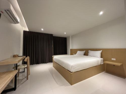 Postel nebo postele na pokoji v ubytování Super Highway Hotel