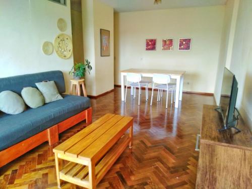 Amplio depto de 2 dormitorios, Zona Plaza Uruguaya في أسونسيون: غرفة معيشة مع أريكة وطاولة