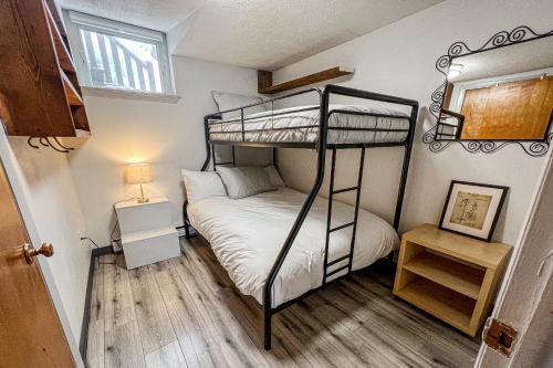 ein Schlafzimmer mit einem Etagenbett in einem Haus in der Unterkunft Runaway to Winhall in Stratton Valley