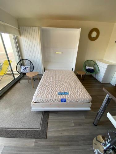 une chambre avec un lit au milieu d'une pièce dans l'établissement Studio 53, à Le Touquet-Paris-Plage
