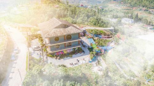 Lan Rung Brocade Hotel في سابا: اطلالة علوية على مبنى مع حديقة مائية
