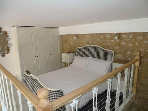 una camera con letto con struttura bianca di Lou Marcelou - Apartment Two a Sainte-Croix-de-Verdon