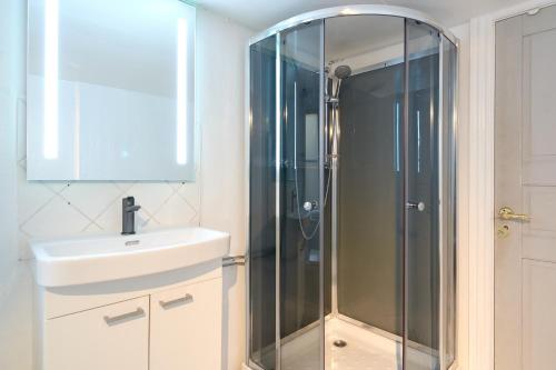ein Badezimmer mit Glasdusche und Waschbecken in der Unterkunft Perfect Apartment for Friends & Families in central Copenhagen in Kopenhagen