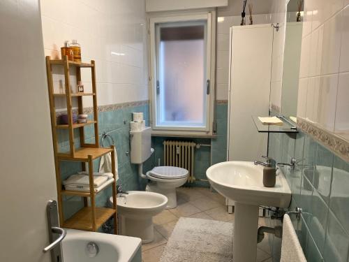 La salle de bains est pourvue d'un lavabo, de toilettes et d'une fenêtre. dans l'établissement Appartamento Isa, à Tarvisio
