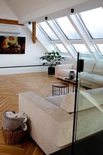 a living room with a ceiling with skylights at Trautesheim Ferienwohnungen in Wangen im Allgäu