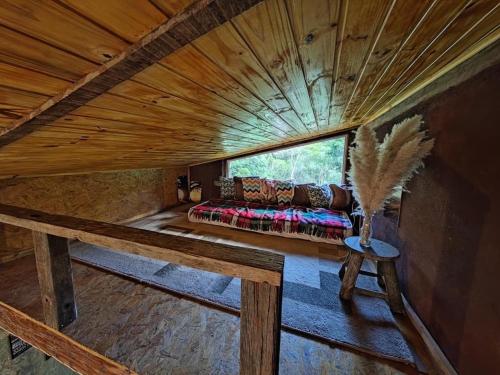 Vistas a una habitación con sofá y ventana en Middle House, en Campos do Jordão