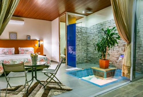 1 dormitorio con 1 cama y ducha acristalada en Sunset Palm Lodge, en San Gil
