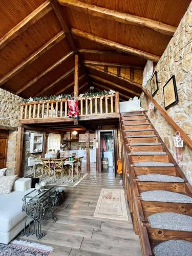 ein Wohnzimmer mit einer Treppe in einem Haus in der Unterkunft Little Stone Villa in Kírki