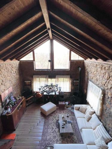 ein Wohnzimmer mit einem Sofa und einem großen Fenster in der Unterkunft Little Stone Villa in Kírki