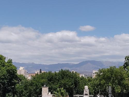 Blick auf eine Stadt mit Bergen im Hintergrund in der Unterkunft Mali Departamento in Mendoza
