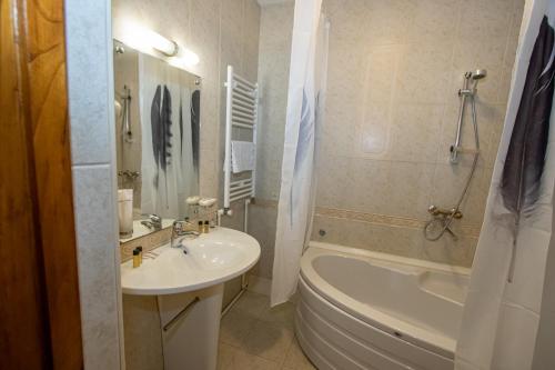 La salle de bains est pourvue d'un lavabo, d'une baignoire et de toilettes. dans l'établissement Hotel Old Tbilisi 5 rooms, à Tbilissi