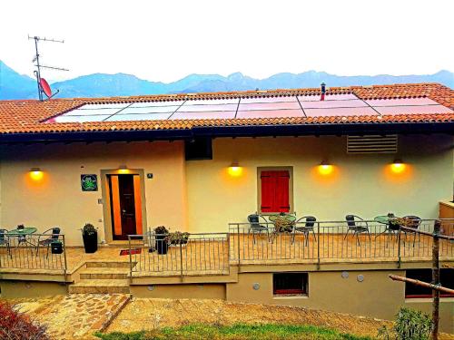 een huis met een balkon met tafels en stoelen bij Monte Zucco Relax in San Pellegrino Terme