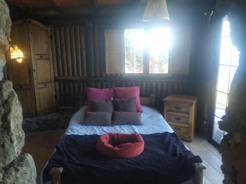 サンタ・ウルスラにあるFinca rural Tenerife Relax And Enjoyのベッドルーム1室(赤い帽子付きのベッド1台付)